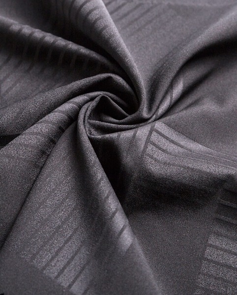 Ano ang papel na ginagampanan ng warp at weft sa pangkalahatang istraktura ng isang habi na tela?